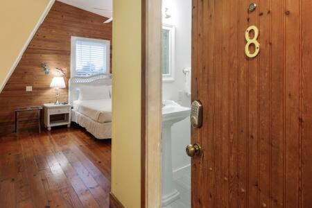 Curry House- 3rd Floor, King Bed, & Balcony 8 Gasthof *