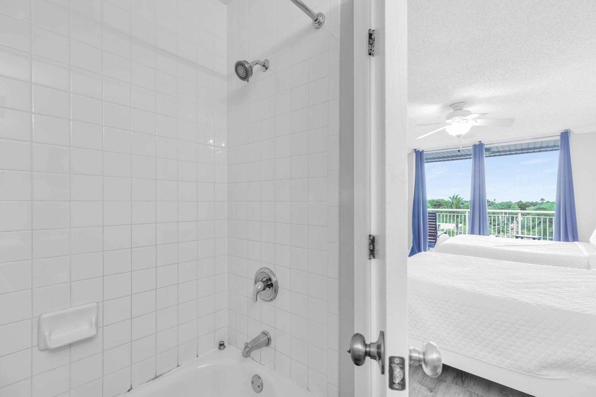 Ferienhaus St Croix - Downtown 4x4 Waterfront Penthouse Pool Dock Pet Key West