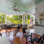 Deluxe Queen At The Curry Mansion - Parking & Heated Pool!