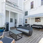 Deluxe Queen At The Curry Mansion - Parking & Heated Pool!