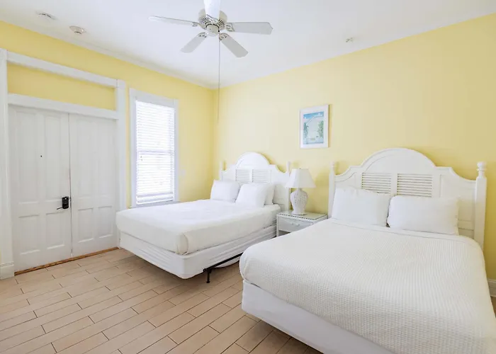 Deluxe Queen At The Curry Mansion - Parking & Heated Pool!