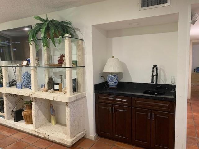 Apartment Beautifully Renovated Summer Of 2020 And Enjoy Lovely Unit *