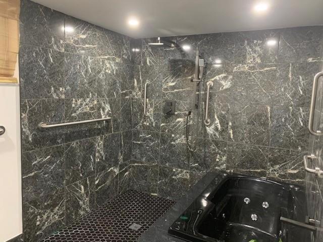 Beautifully Renovated Summer Of 2020 And Enjoy Lovely Unit Apartment