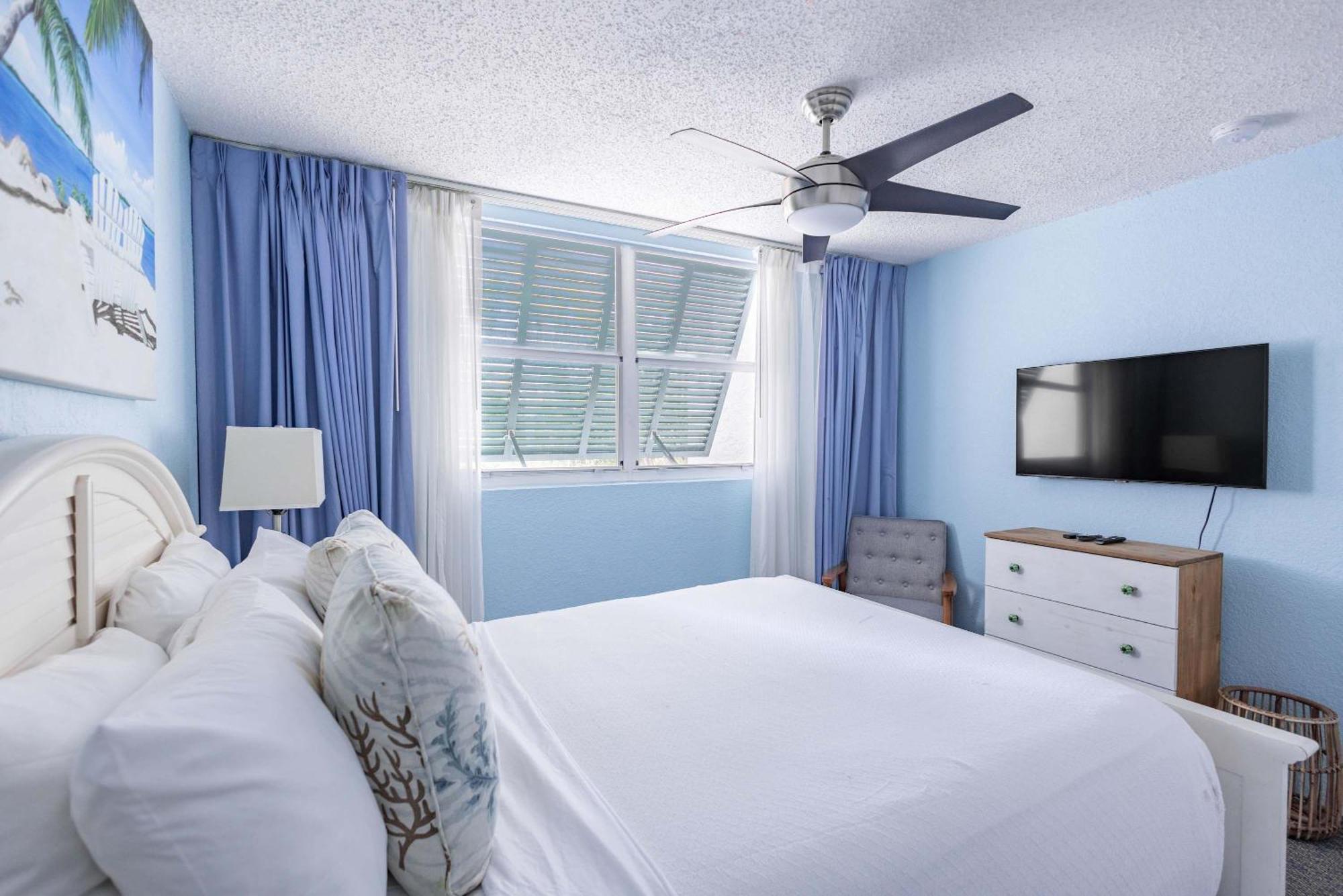 The Trinidad -pool & Parking Key West