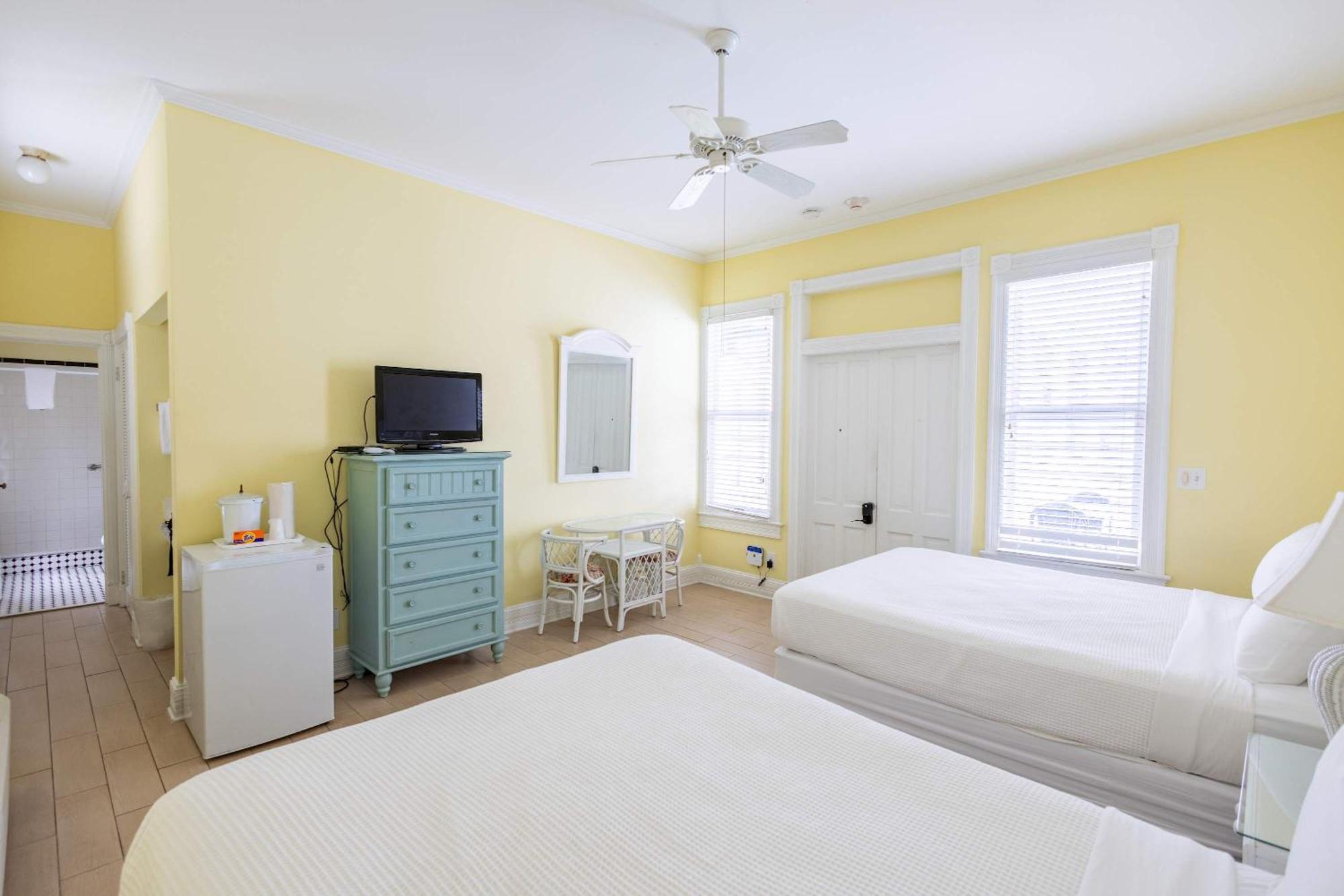 Deluxe Queen At The Curry Mansion - Parking & Heated Pool!