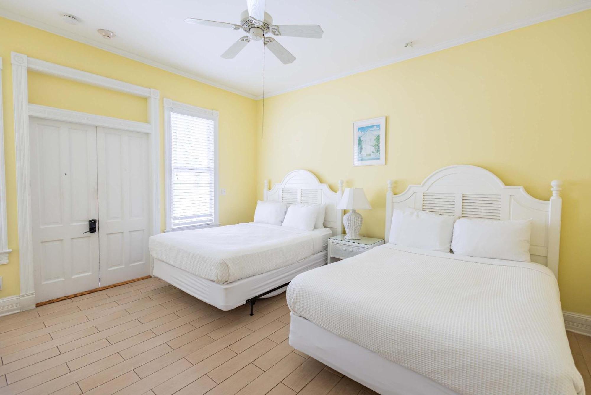 Deluxe Queen At The Curry Mansion - Parking & Heated Pool!