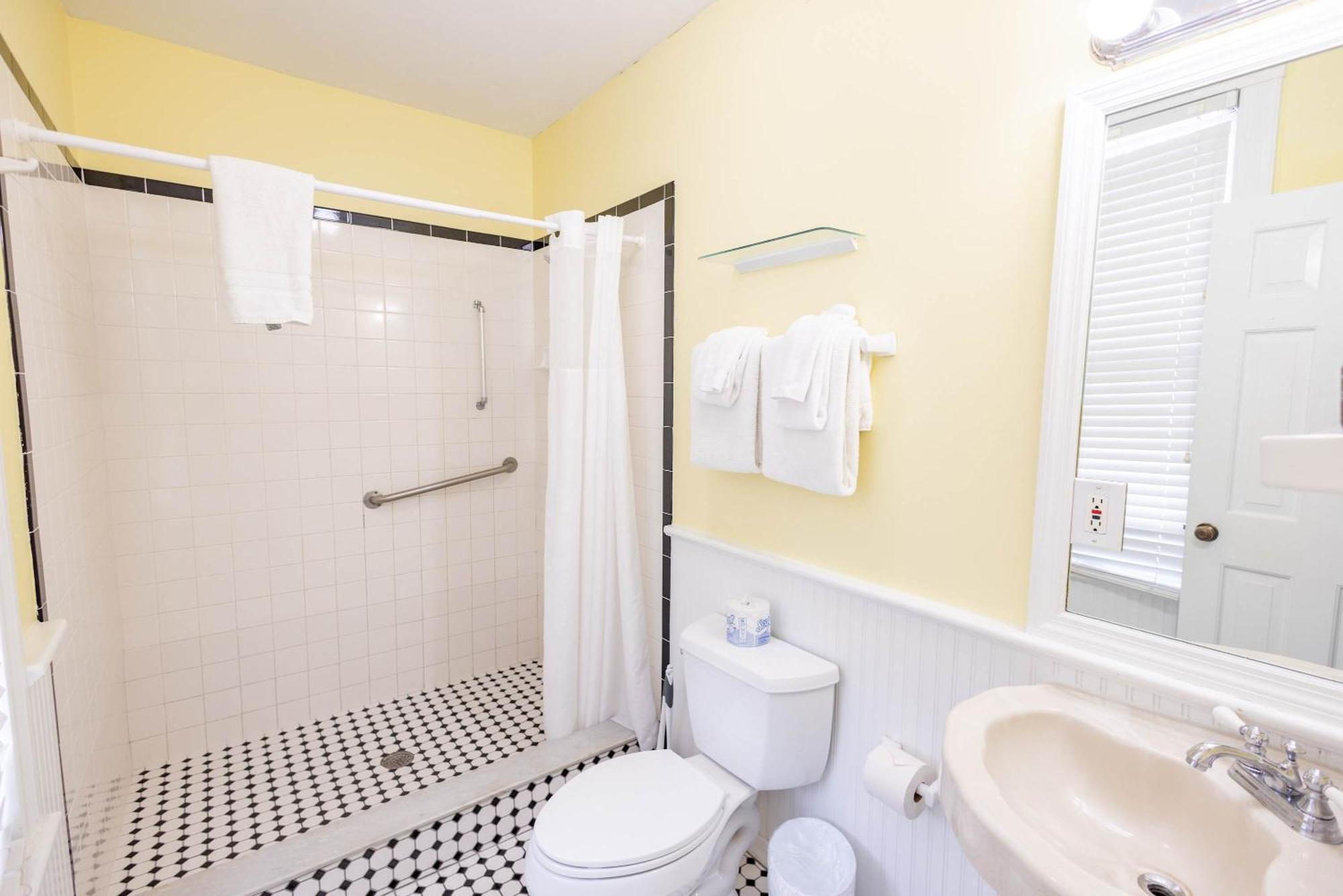 Deluxe Queen At The Curry Mansion - Parking & Heated Pool!