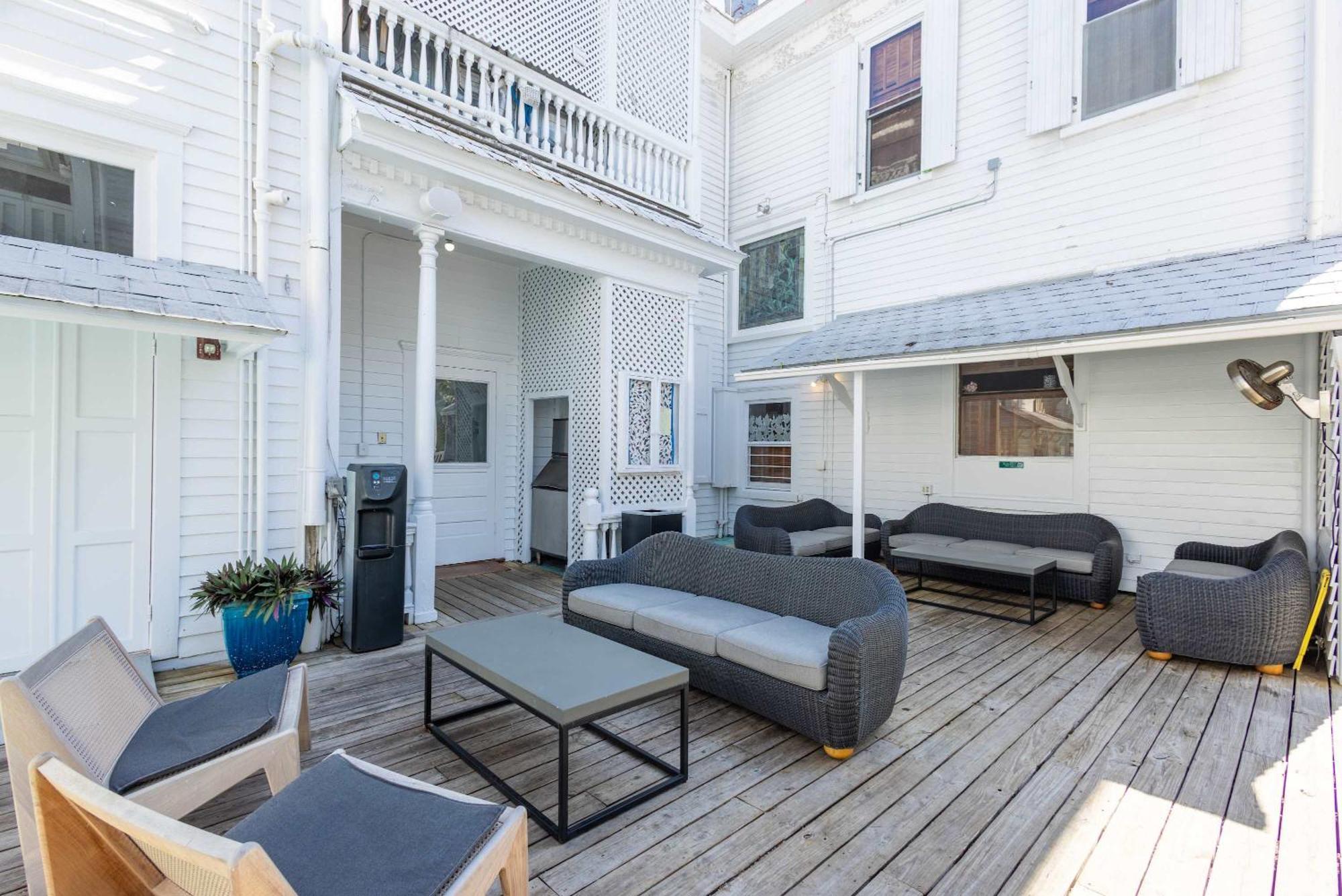 Deluxe Queen At The Curry Mansion - Parking & Heated Pool! *