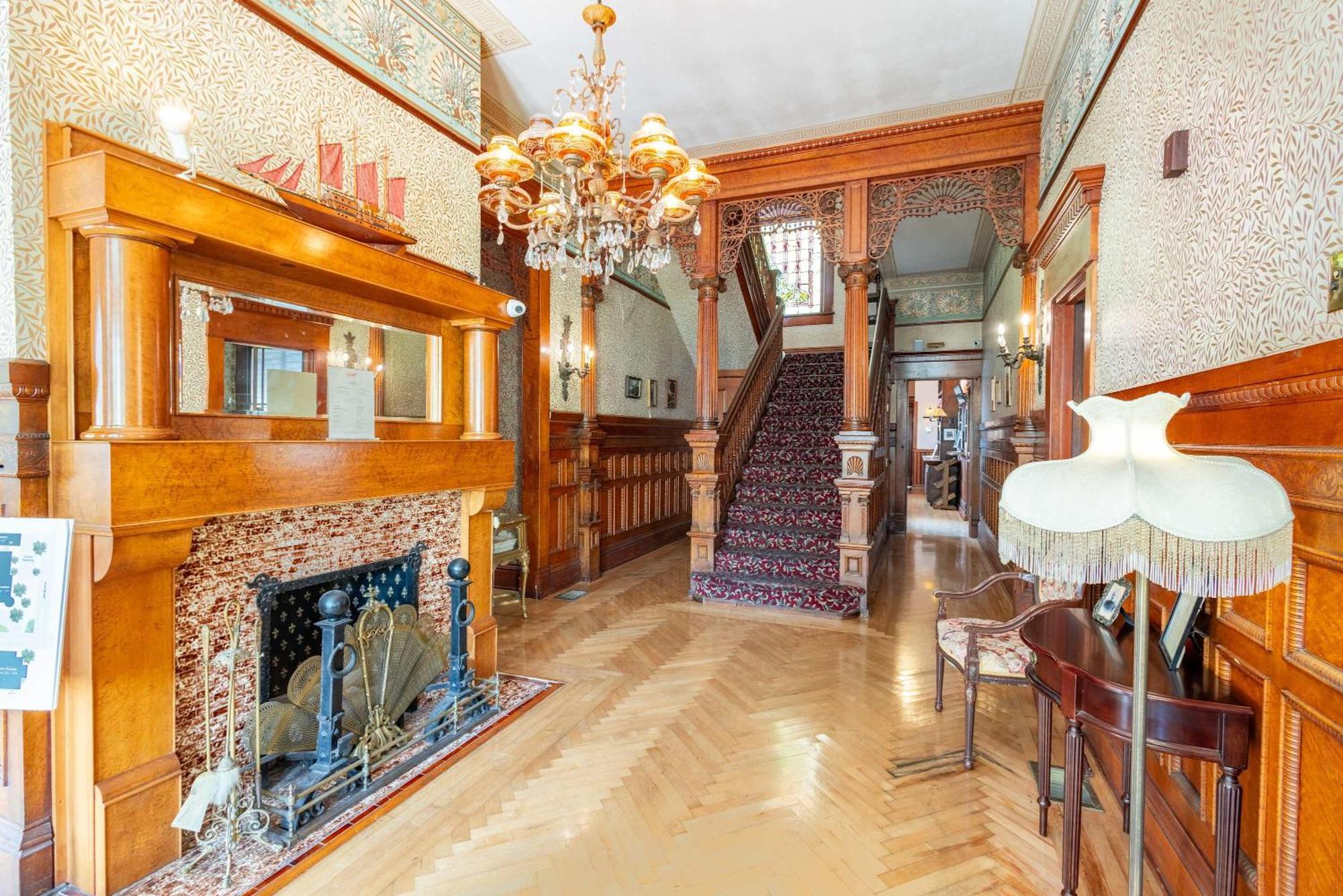 Inn Deluxe Queen At The Curry Mansion - Parking & Heated Pool!