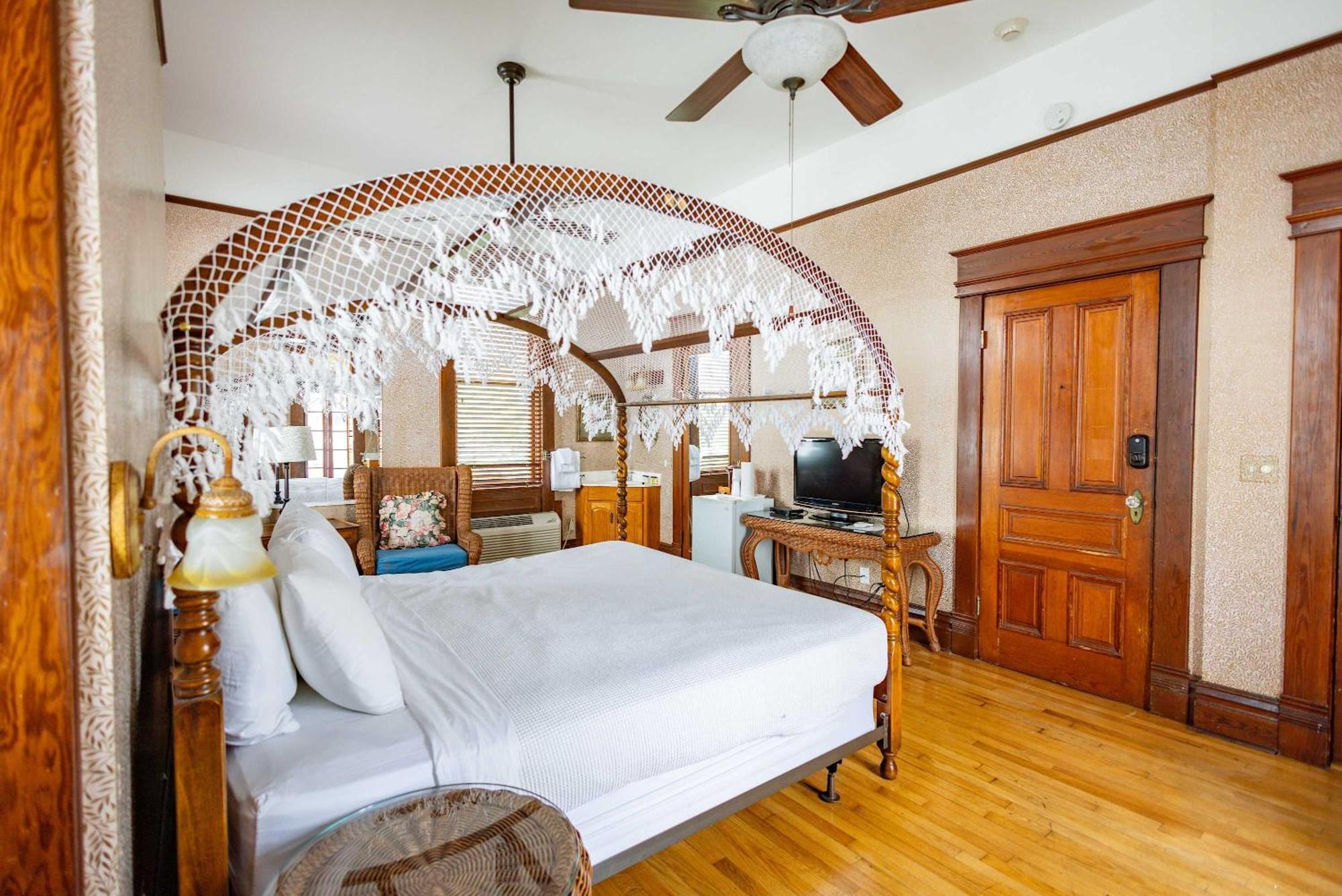 Classic King With Balcony At Curry Mansion Gasthof Key West