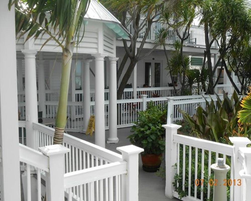 Coconut Apartment *