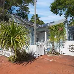 Boat House By Avantstay Character Cottage Central Location W Shared Pool Month Long Stays